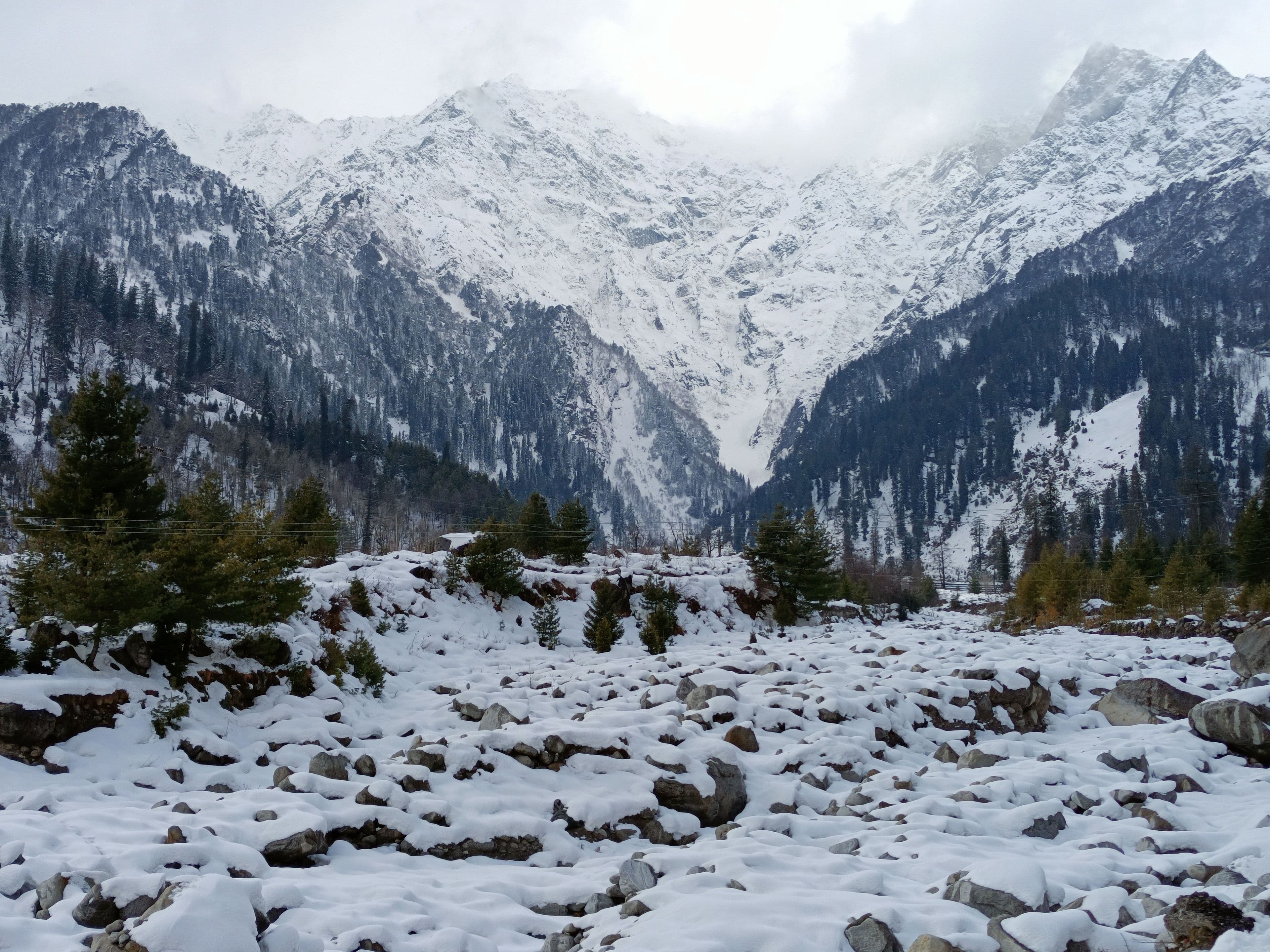 The snow mountains around Manali