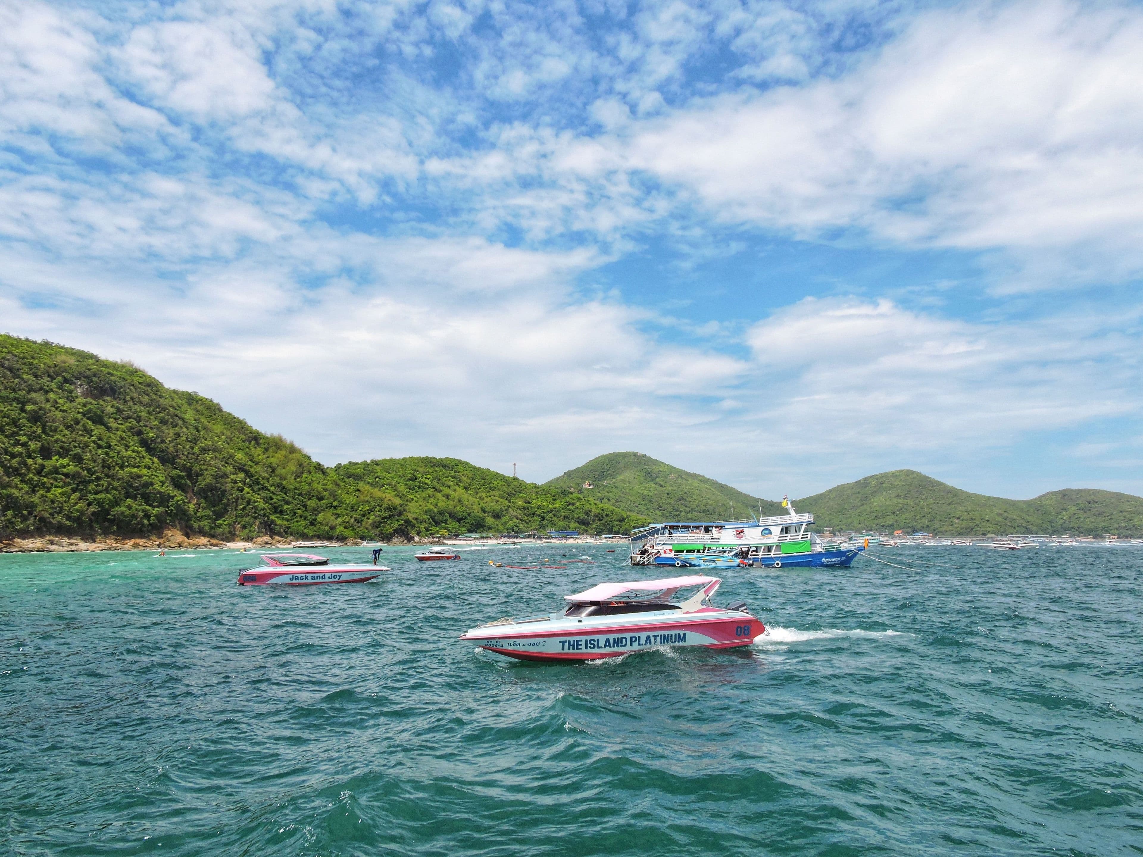 Koh Larn (Coral Island) with speedboats off Pattaya